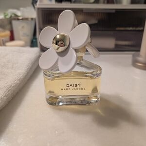 Marc Jacobs Daisy Fragrance with White Floral Cap
